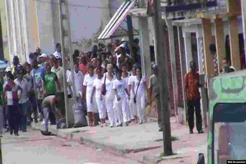 Damas de Blanco salen de la misa y son asediadas por las turbas.