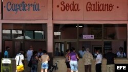 Cuba, vida diaria. Un grupo de personas compran alimentos en una cafetería estatal de La Habana.