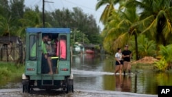 Una carretera inundada tras las lluvias del huracán Ida en Guanímar, provincia de Artemisa. (AP/Ramon Espinosa)