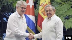 Raúl Castro saluda al ministro de Asuntos Exteriores y de Cooperación de España Alfonso Dastis. (Archivo)