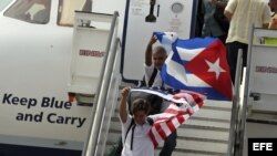 Un avión de la aerolínea estadounidense Jet Blue llega al aeropuerto Abel Santamaría de la ciudad de Santa Clara.