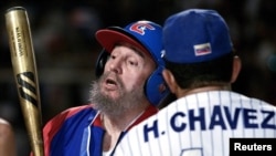 ARCHIVO. Fidel Castro y Hugo Chavez jugando béisbol en Barquisimeto.