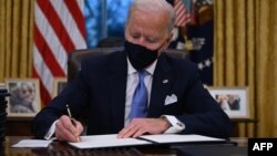 El presidente Joe Biden en el Despacho Oval de la Casa Blanca el 20 de enero de 2021. (Jim Watson/AFP).