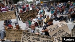 Trabajadores del sector petrolero protestan cerca de la cancillería en Caracas. (REUTERS)