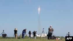 Un cohete Falcon Heavy de SpaceX con la nave espacial Europa Clipper a bordo despega del Complejo de Lanzamiento 39A del Centro Espacial Kennedy de la NASA en Cabo Cañaveral el 14 de octubre de 2024.