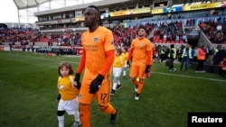 El delantero del Houston Dynamo Alberth Elis (17) centra al campo antes de su juego contra el Real Salt Lake en el estadio Rio Tinto. (Jeff Swinger-USA TODAY Sports)