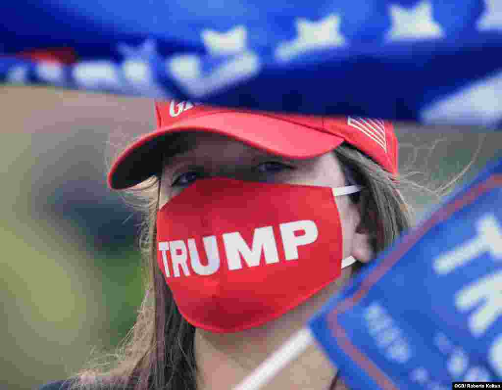 Partidarios a la reelecci&#243;n del Presidente Trump en la Biblioteca de Coral Gables.