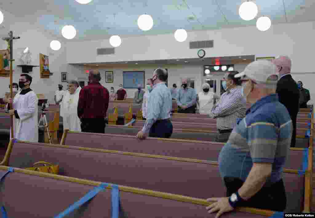 Inicio de la misa en la Iglesia San Lázaro de Hialeah en la noche del viernes, en apoyo espiritual al movimiento San Isidro en la iglesia.&nbsp;