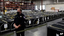 Un oficial de policía junto a las máquinas de votación utilizadas el día de las elecciones en el Departamento de Elecciones del Condado Clark, en Las Vegas, Nevada. (AP/Jae C. Hong)