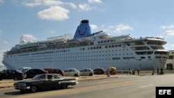 El crucero británico Thompson Dream, uno de los más grandes que ha atracado en el puerto de La Habana. Archivo.