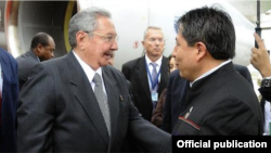 Raúl Castro fue recibido por el canciller boliviano.