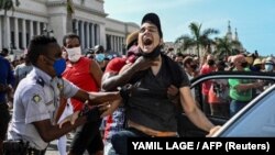 Un joven manifestante arrestado con violencia durante la protesta pacífica.