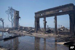 Daños causados por un incendio son evidentes el 9 de agosto de 2023, en Lahaina, Hawai. (Tiffany Kidder Winn vía AP, archivo)