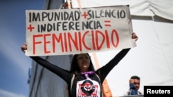 Una activista sostiene un cartel contra el feminicidio en una marcha por el Día Internacional de la Mujer, en la ciudad de México. (Archivo/REUTERS/Luisa Gonzalez)