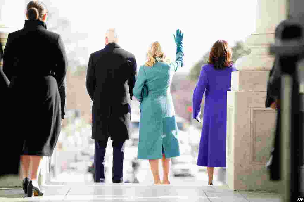 El presidente electo Joe Biden y la entrante Primera Dama Jill Biden, la vicepresidenta electa Kamala Harris y su esposo Doug Emhoff llegan al Capitolio de EEUU para la ceremonia de investidura. (Foto de JIM LO SCALZO / POOL / AFP)