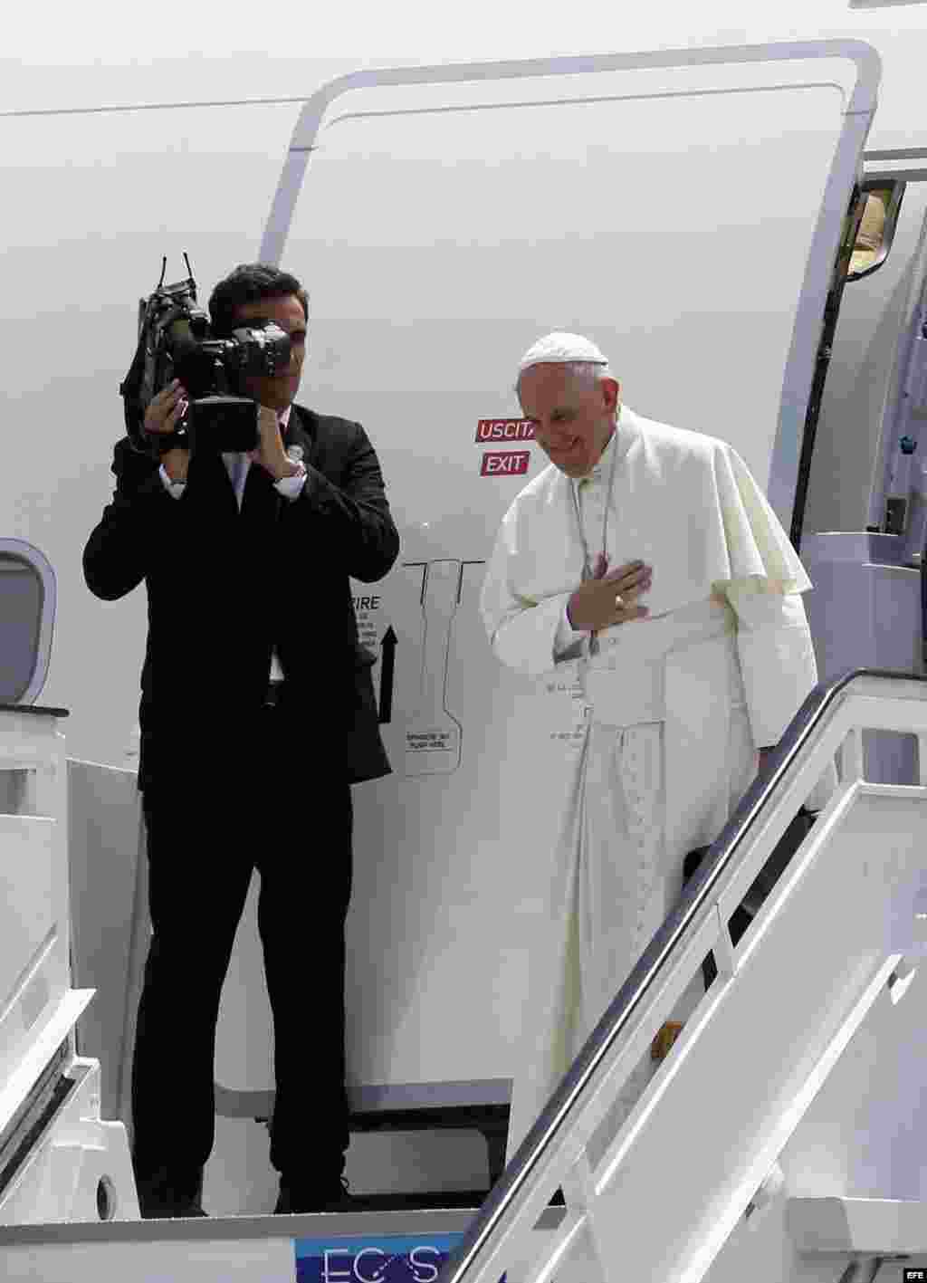 l papa Francisco se despide de los asistentes al aeropuerto Antonio Maceo.