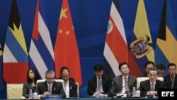 El ministro de Exteriores costarricense Manuel González Sanz (i), y su homólogo chino Wang Yi (d), en la primera reunión ministerial del foro China-CELAC, en Pekín.