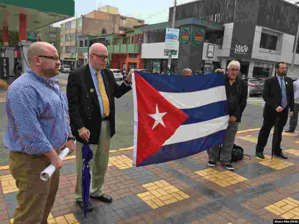 Exiliados cubanos rinden tributo a José Martí en Lima, Perú