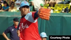 Yozzen Cuesta, primera base del equipo de béisbol Tigres de Ciego de Avila, desertó en Canadá.